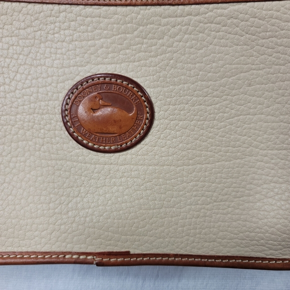 Vintage Dooney East West flap cream shoulder bag - Picture 9 of 15